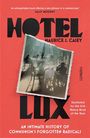 "Hotel Lux" von Maurice J. Casey. Schwarz-weißes Foto von Menschen in einem Café. Roter Hintergrund.