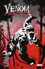 "VENOM: BLACK, WHITE & BLOOD" steht oben. Illustration von Venom in Schwarz-Weiß vor rotem Hintergrund mit Bäumen.
