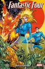 „Fantastic Four“; „SAVE EVERYONE“. Vier Superhelden in blauen Anzügen vor einem riesigen roten Sonnenuntergang.
