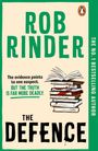 "ROB RINDER, The evidence points to one suspect. BUT THE TRUTH IS FAR MORE DEADLY. THE DEFENCE." Ein Buchstapel mit Blut.