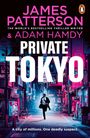 „JAMES PATTERSON & ADAM HAMDY PRIVATE TOKYO. A city of millions. One deadly suspect.“ Neongrell erleuchtete Straßenszene.