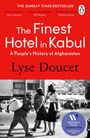 "The Sunday Times Bestseller", "The Finest Hotel in Kabul", "Lyse Doucet". Schwarz-Weiß-Foto von Menschen in einer Stadt.