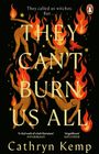 "They called us witches. But... THEY CAN'T BURN US ALL" ist in großen Buchstaben geschrieben. Figuren in Flammen, schwarzer Hintergrund.