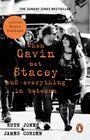 THE SUNDAY TIMES Bestseller. When Gavin met Stacey and everything in between. Ruth Jones & James Corden. Paar spaziert, Logo unten rechts.