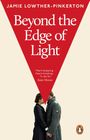 „Beyond the Edge of Light“. „Love knows no borders“. Ein Paar in Uniformen hält sich an den Händen, unter einem roten Dreieck.