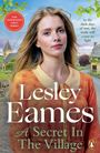 Texte: "THE NEWSPAPER GIRLS SERIES", "In the dark days of war, the truth will come to light", "Lesley Eames", "A Secret In The Village". Eine Frau in einem Dorf.