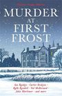 Text: "MURDER AT FIRST FROST" und darunter Autorenlisten. Szene: Winterlandschaft mit schneebedecktem Herrenhaus.
