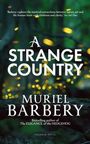 "A Strange Country" von Muriel Barbery vor einem Hintergrund aus verschwommenem Grün und gelben Lichtpunkten.