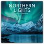 "2027 Calendar" und "NORTHERN LIGHTS" in Weiß. Polarlichter über verschneiten Bergen und einem ruhigen See.