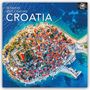 Text: „16-Month 2027 Calendar CROATIA“. Luftaufnahme einer malerischen Küstenstadt mit roten Dächern am blauen Meer.