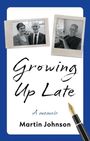 Texte: "Growing Up Late", "A memoir", "Martin Johnson". Zwei Polaroid-Fotos und ein Füller auf dunklem Hintergrund.