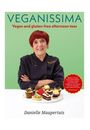 "VEGANISSIMA: Vegan and gluten-free afternoon teas." Danielle Maupertuis lächelt in Kochkleidung vor veganen Kuchen.
