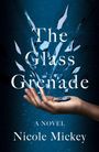 "The Glass Grenade", "A Novel", "Nicole Mickey". Eine schwebende Hand hält Glasscherben in einem dunklen, geheimnisvollen Umfeld.