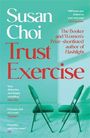 „Susan Choi – Trust Exercise. Zwei grüne Stühle stehen einander gegenüber in einem türkisfarbenen Raum.“