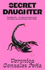 "SECRET DAUGHTER" und "Veronica Gonzalez Peña" vor pinkem Hintergrund mit einem schwarzen Skorpion.
