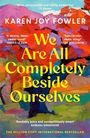 "We Are All Completely Beside Ourselves", Karen Joy Fowler. Bunte, abstrakte Farben als Hintergrund.