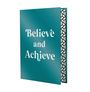 "Believe and Achieve" steht auf einem türkisfarbenen Ordner mit geometrischem Muster an der Seite.