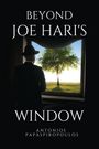 "BEYOND JOE HARI'S WINDOW" - Ein Mann im Anzug und Hut blickt aus einem Fenster auf einen Baum vor einem weiten Feld.