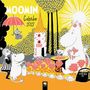 Aufschrift „MOOMIN Calendar 2021“. Illustration: Figuren im Garten mit Blumen, bunter Turm, großer Baum und Sonne.