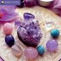 "HEALING CRYSTALS CALENDAR 2027." Ein Kreis aus bunten Kristallen auf einem verzierten Kalenderblatt.