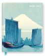 Text "DIARY 2027" oben rechts, Illustration von Segelschiffen vor einem großen Berg im Hintergrund.
