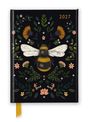 „2027“ oben rechts. Eine Illustration mit Hummel in der Mitte, umgeben von Blumen und Blättern auf schwarzem Hintergrund.