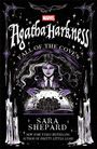 Text: "Agatha Harkness: Fall of the Coven", "Sara Shepard", "New York Times Bestselling Author of Pretty Little Liars". Illustration mit Frau, Kerzen und einem Haus in mystischem Stil.