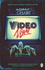 "Video Night" in kräftigem Rot in Retro-Fernseher. Grüne Schrift und VHS-Kassette. Monsterhand greift nach Videorekorder.