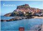 "SARDINIEN", "2027", "CASARES EDITION". Küstenansicht mit buntem Dorf auf einem Hügel an einem klaren, blauen Meer.