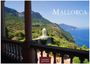 Text: "MALLORCA", "2027", "CASARES EDITION". 

Aussicht auf grüne Hügel und blaues Meer von einer Balkonterasse.