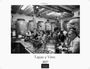 "Tapas y Vino", "2027". Menschen genießen Essen und Trinken in einer gemütlichen Bar mit großen Keramikkrügen.