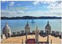 Text: „Lissabon“. Im Vordergrund historische Türme, im Hintergrund Meer mit Segelboot und Hügel.