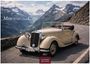 "MERCEDES Classic CARS" und "2027 CASAES EDITION." Ein cremefarbenes Oldtimer-Cabrio fährt eine Bergstraße entlang.