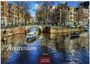 „Amsterdam 2027“, CASAES EDITION. Eine Kanalszene mit klassischen Gebäuden und Booten unter einer Brücke.