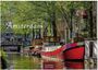 "Amsterdam 2027, Casares Edition." Boote entlang eines Kanals mit Bäumen und traditioneller Architektur.