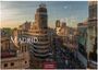 Texte: "Madrid", "CAIXA", "Cines Callao", "2027", "Casares Edition". Stadtansicht mit Straßen und Gebäuden bei Sonnenuntergang.