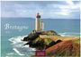 Text: "Bretagne 2027, CASARES EDITION". 

Ein Leuchtturm steht auf einer felsigen Küste, die ins Meer ragt.