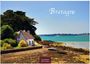 Text: "Bretagne", "2027", "CASARES EDITION". Steinhaus nahe Wald, mit Blick auf Küste und Boote im Wasser.