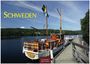 "Schweden", "2027", "Casares Edition". Ein weißes Boot mit schwedischer Flagge an einem Steg vor bewaldeter Küste.