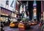 "NEW YORK" in großen Buchstaben über gelbe Taxis am belebten Times Square bei Nacht, umgeben von bunten Werbetafeln.