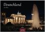 „Deutschland: eine Reise“, „2027“, „Casares Edition“. Beleuchtetes Brandenburger Tor bei Nacht mit Springbrunnen.