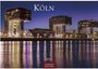 „Köln 2027 Casares Edition“: Nachtansicht der Kranhäuser am Wasser mit reflektierendem Licht.