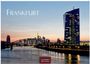 "FRANKFURT", "2027", "CASARES EDITION" - Abendpanorama von Frankfurts Skyline mit einem Fluss und beleuchteten Hochhäusern.