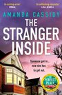 "An exciting writer" - PRIMA. "An unflinching storyteller" - LISA JEWELL. Amanda Cassidy: The Stranger Inside. Am Abendhimmel ein beleuchtetes Haus.