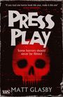 Oben: „If you read one horror book this year, make it this one“ - Josh Winning.

Mittig: „PRESS PLAY“

Darunter: „Some horrors should never be filmed“

Unten: „Matt Glasby“

Im Hintergrund: Roter Totenkopf auf schwarzem Grund. Unten links ein VHS-Logo.