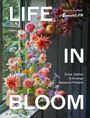 Texte: „LIFE IN BLOOM“, „Grow, Gather & Arrange Seasonal Flowers“. Ein Fenster mit bunt arrangierten Blumen.
