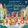 "The Animal Orchestra plays Bach": Tiere spielen Instrumente unter Laternen und Sternen, mit Partitur auf einem roten Klavier.