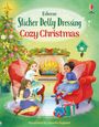 "Usborne Sticker Dolly Dressing Cozy Christmas." Drei Mädchen sitzen vor einem Kamin, umgeben von Geschenken und einem Weihnachtsbaum.