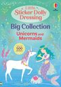 "Little Sticker Dolly Dressing, Big Collection, Unicorns and Mermaids, with over 500 stickers" steht in bunten Buchstaben. Eine Meerjungfrau mit türkisfarbenem Haar kämmt ein Einhorn in einer verspielten Unterwasserszene.