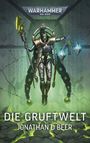 Text: Warhammer 40.000, DIE GRUFTWELT, JONATHAN D BEER. Illustration eines robotischen Wesens mit Stab in futuristischem Setting.
